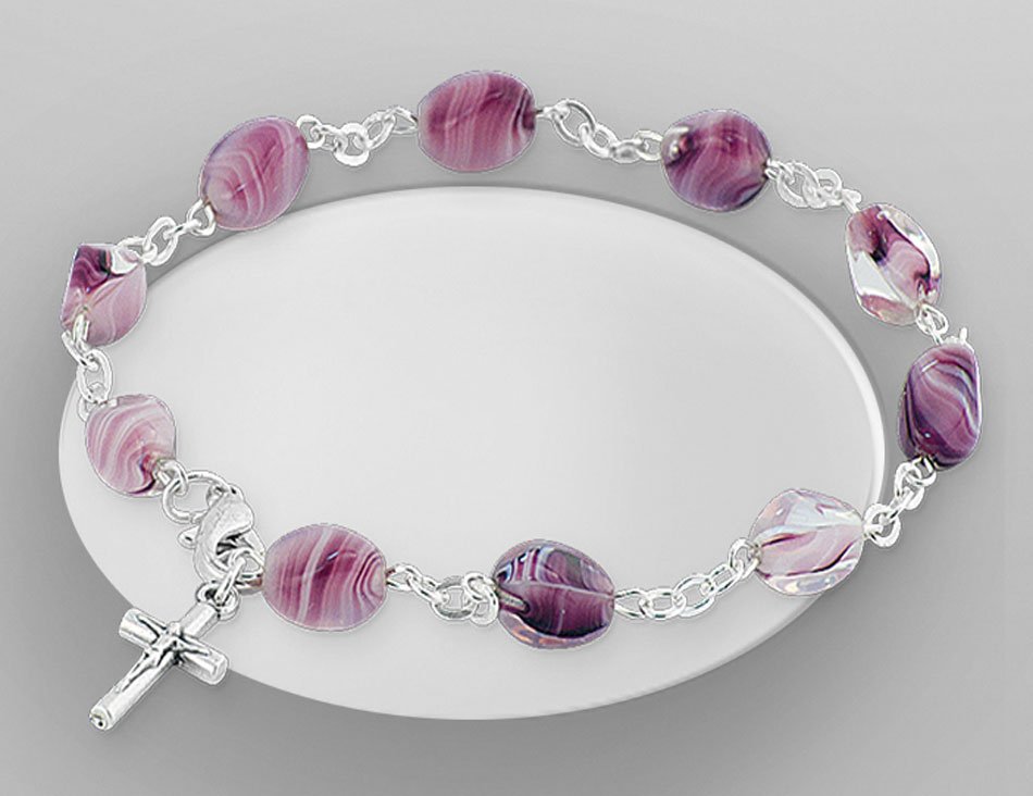 Pulsera de cristal con cruz. Cierre con broche.