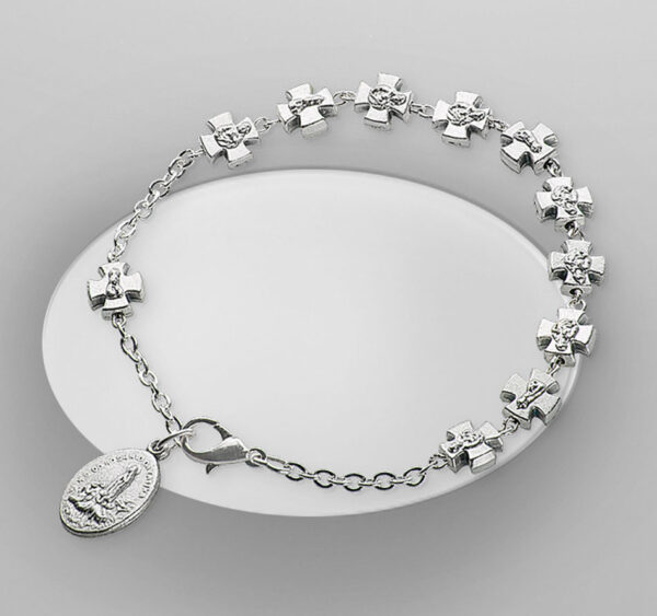 Pulsera con cruces de metal. Cierre con broche.-0