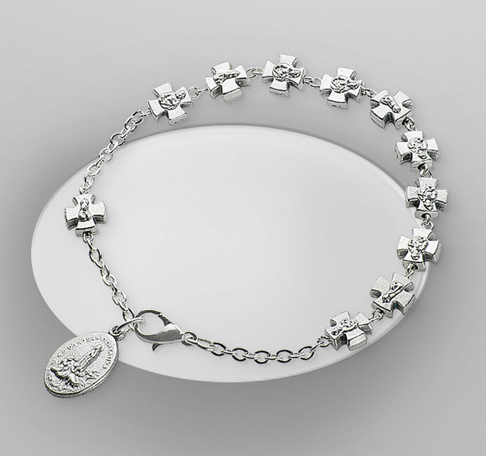 Pulsera con cruces de metal. Cierre con broche.