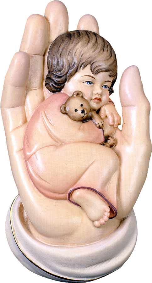 Mano protectora con niña. Relieve