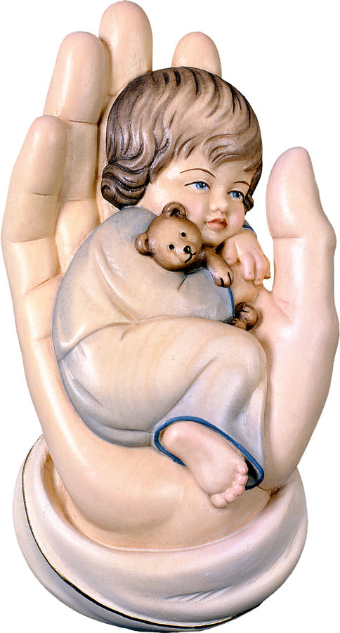 Mano protectora con niño. Relieve