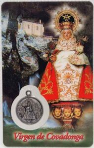 Estampa de la Virgen de Covadonga con medalla