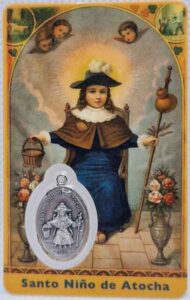 Estampa del Santo Niño Jesús de Atocha con medalla