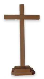Cruz de madera con pedestal