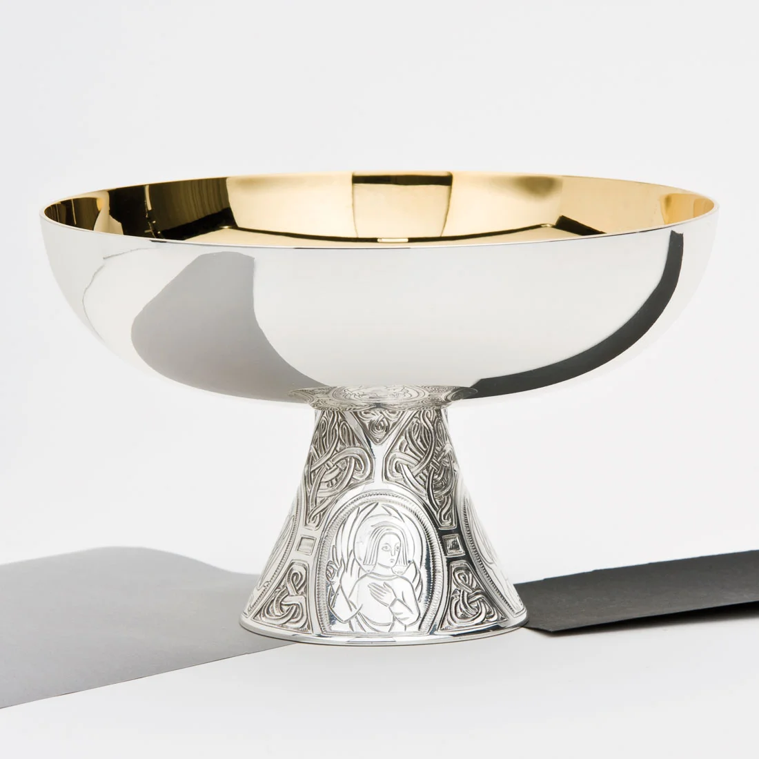 Patena cincelada (Romanico)