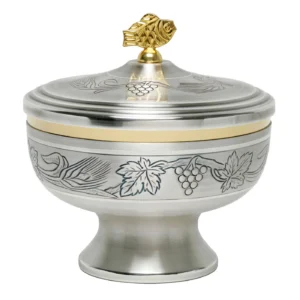 Patena grabada con cubierta