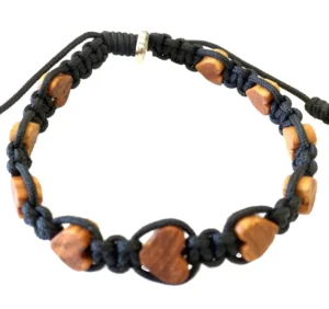 Brazalete con corazones. Madera y cuerda. Cierre con cuerda.