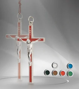 Cruz de metal esmaltado, con cordón.