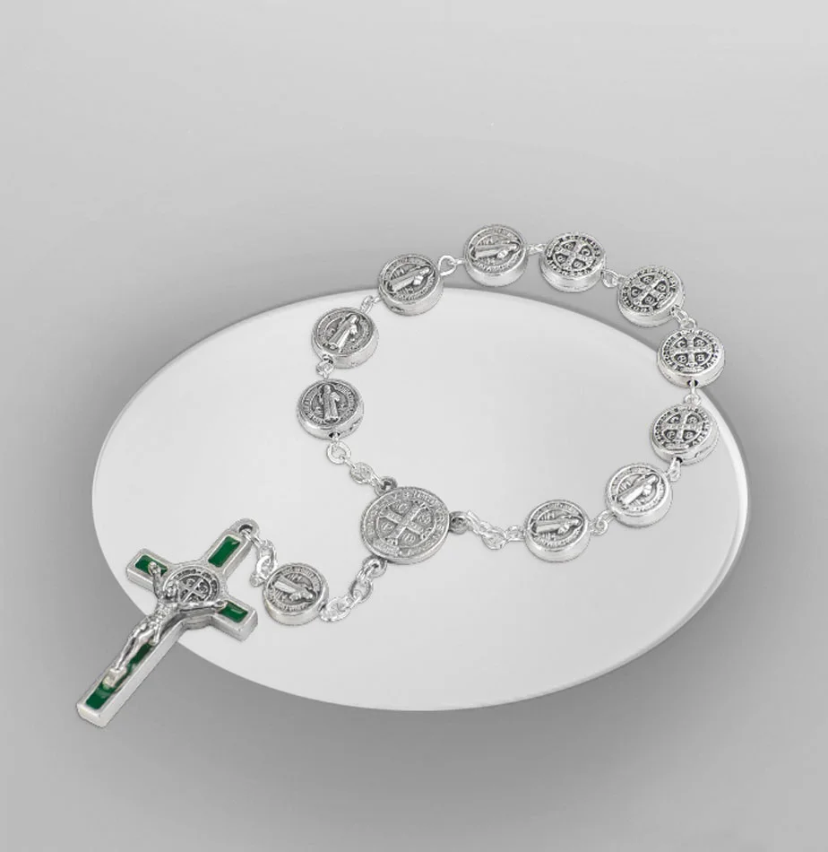 Decenario de San Benito con cruz, en metal.