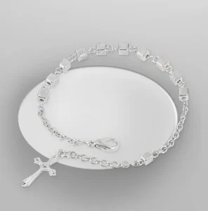 Bracelet metal cubes. Close with clasp.