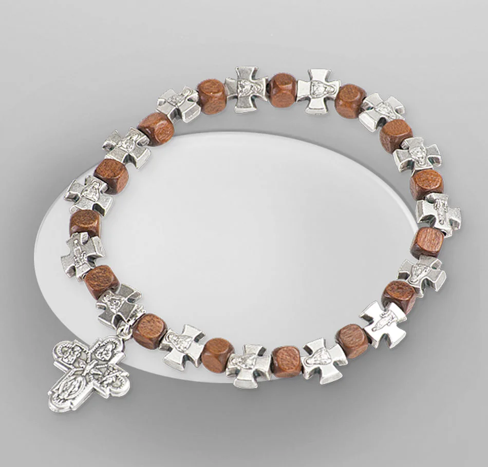 Pulsera de madera con cruces. Elástico.