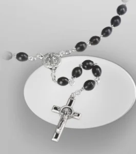 Rosario de San Benito con cruz, en madera y metal
