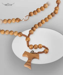 Rosario madera de olivo. Cruz Tau.