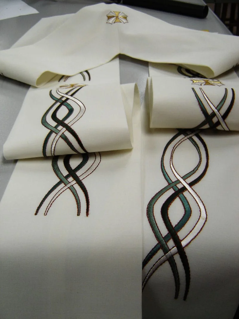 OLCA062B0229-2-Chasuble-with-embroidered-stole